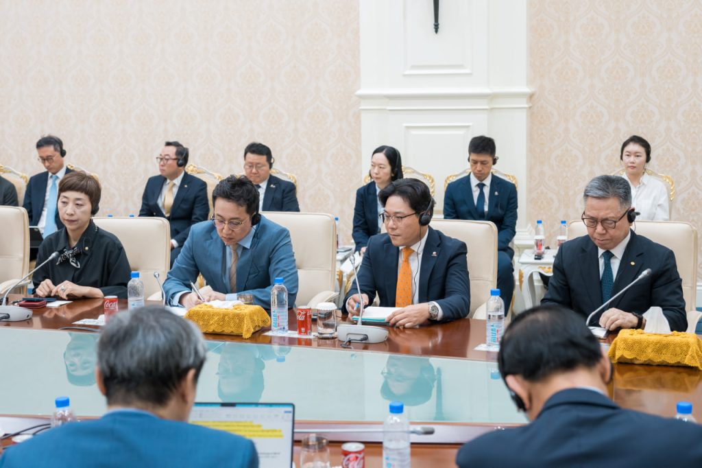 柬埔寨首相洪玛耐会见韩国投资者代表团