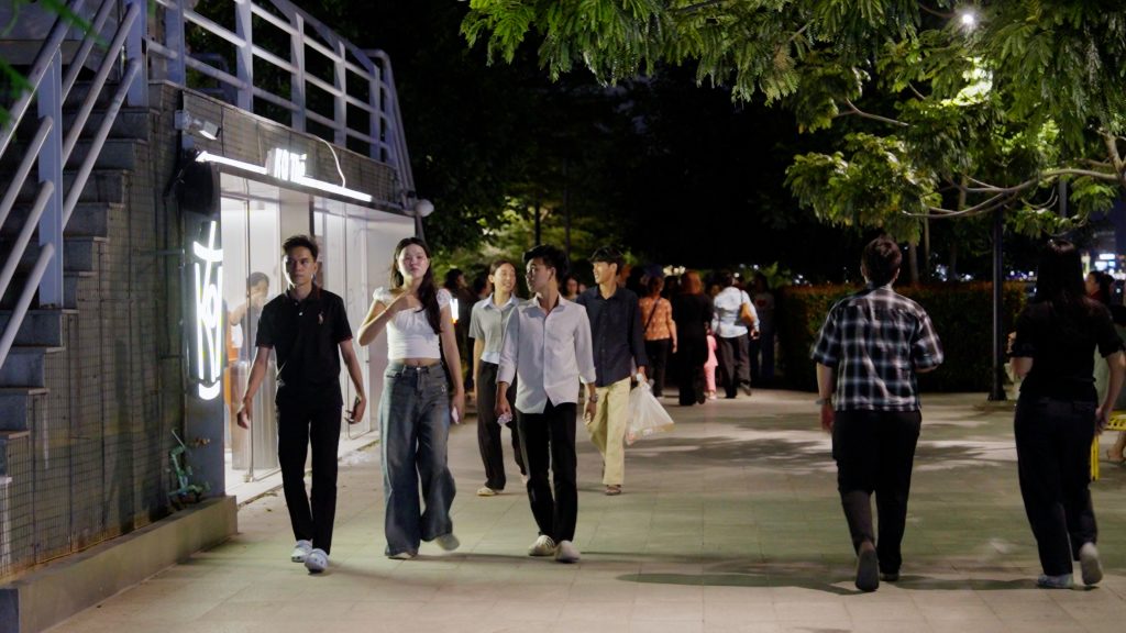夜晚十点河滨步行街依然热闹