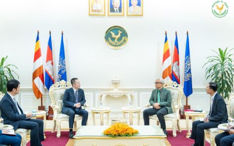 柬埔寨副首相兼经济财政部长翁本莫尼洛（Aun Pornmoniroth）会见华为技术（柬埔寨）有限公司新任首席执行官王旭（Wang Xu）