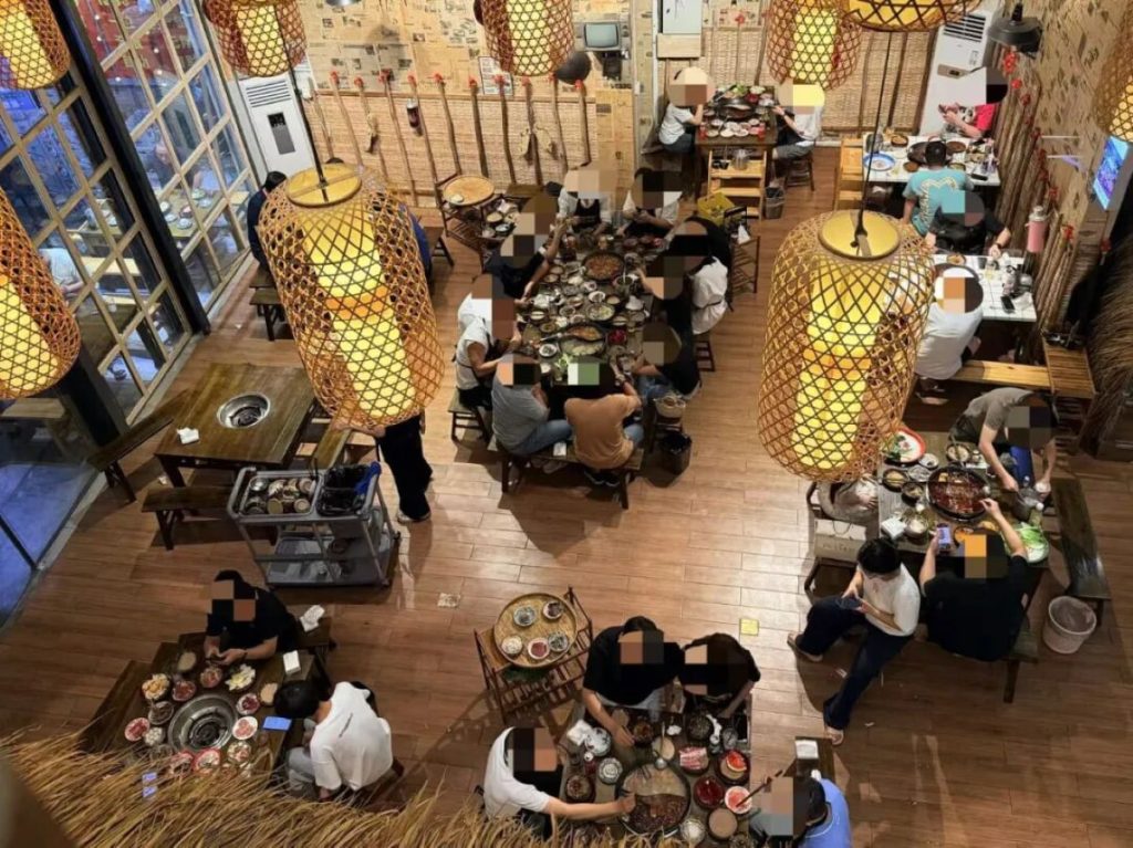 洪崖洞火锅店店内客人