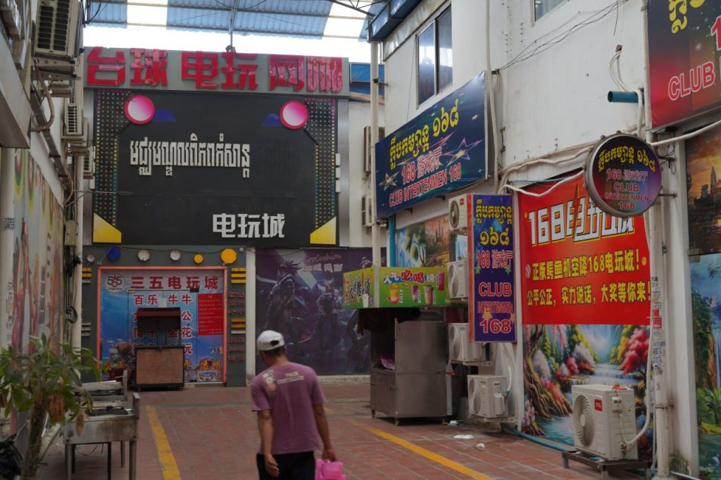 中国客流骤减、营业额跌逾七成,金街商户面临关店压力