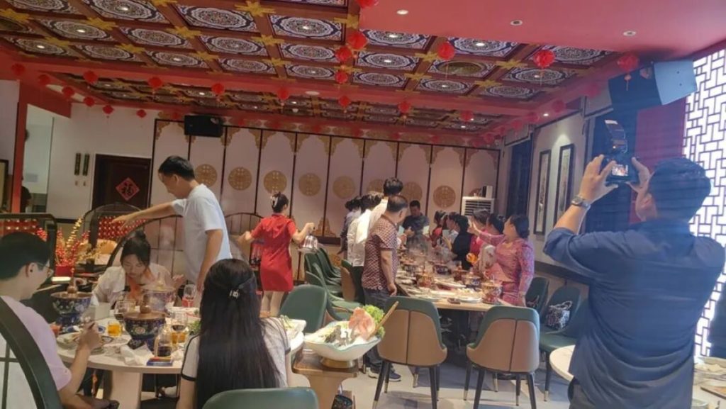 赢福楼老北京火锅店店内客人