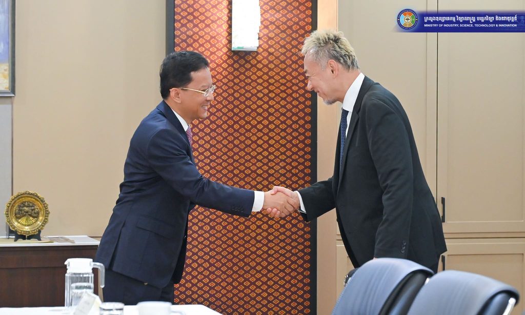 Amon World Communications代表团与柬埔寨工业部长韩万迪会面