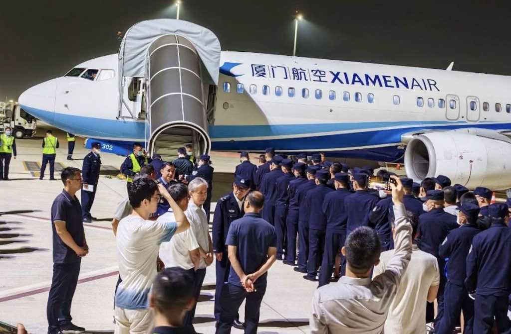 柬中联合打击电诈：数百架次包机遣返数万人