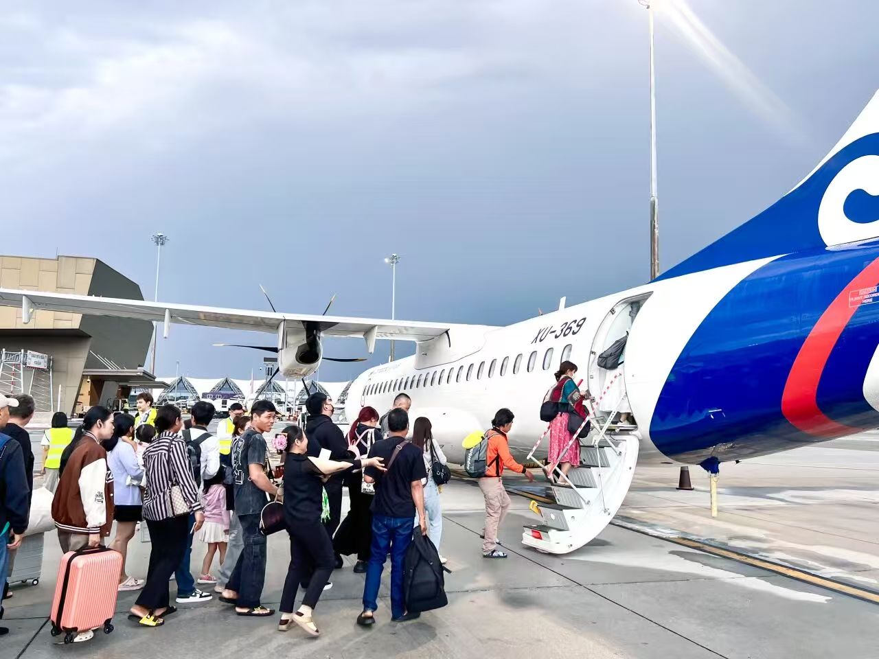 柬埔寨航空ATR72-600暹粒航班游客登机