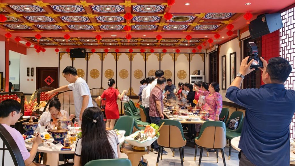 柬埔寨中餐厅顾客聚餐现场