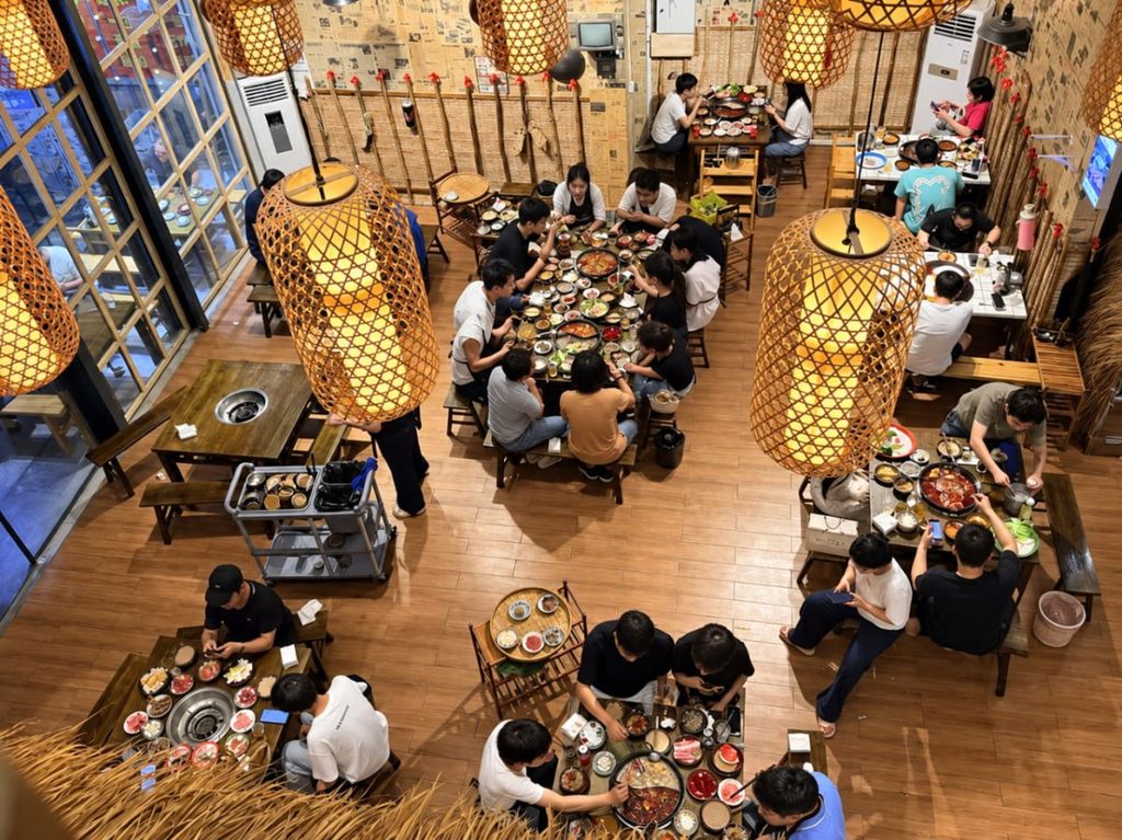 柬埔寨火锅餐厅顾客用餐现场