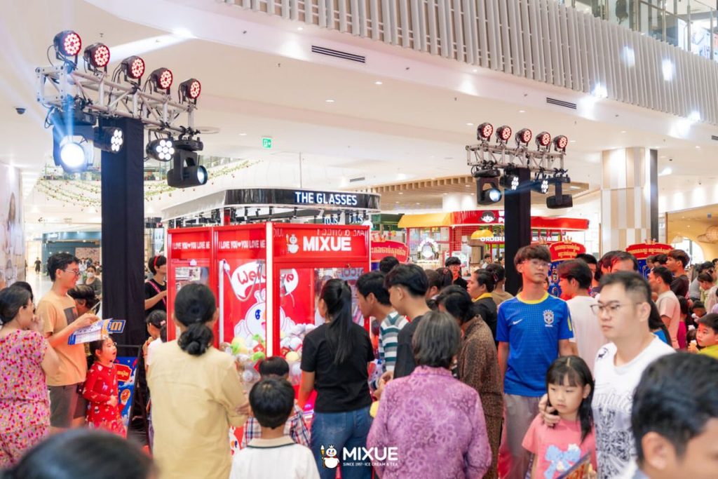 蜜雪冰城柬埔寨100家门店庆祝活动现场