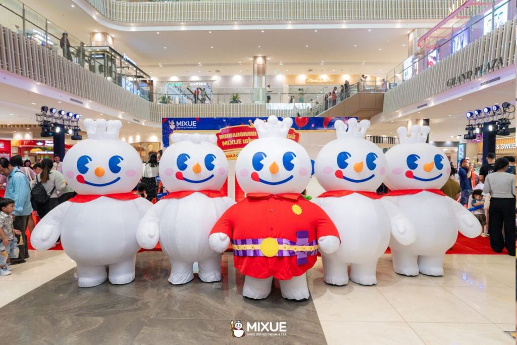 蜜雪冰城柬埔寨100家门店庆典雪王集体亮相