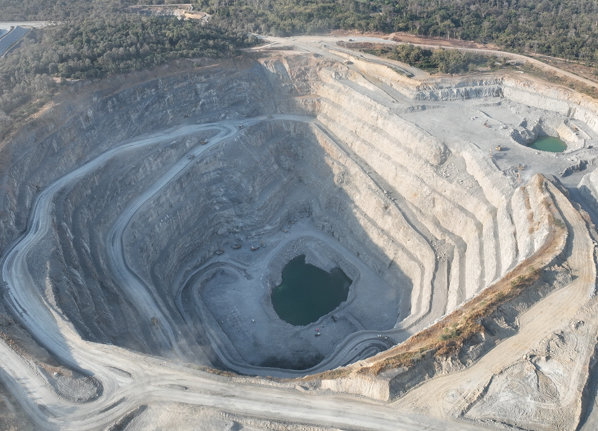 柬埔寨蒙多基里省乌克瓦金矿露天矿坑航拍，展示阶梯式采矿区及矿区运输道路