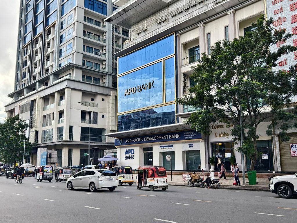 APD银行将关闭金边三家分行，客户提款难题持续