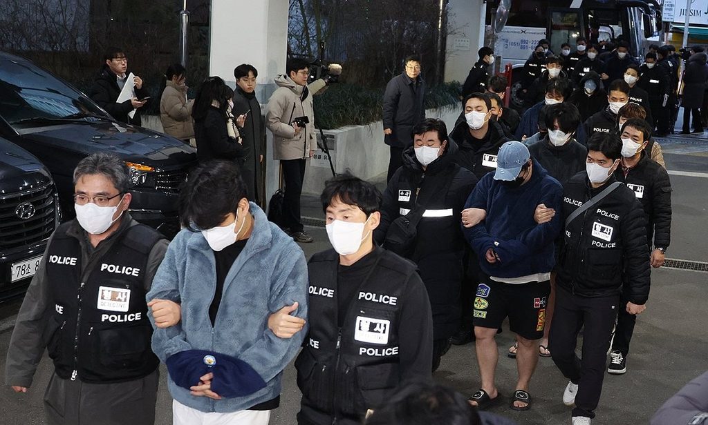 韩国警方押送多名被捕嫌疑人